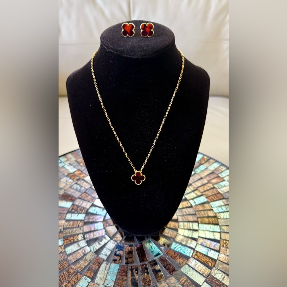 Elegant gold-plated Turtle shell Clover Pendant Necklace and earrings set.